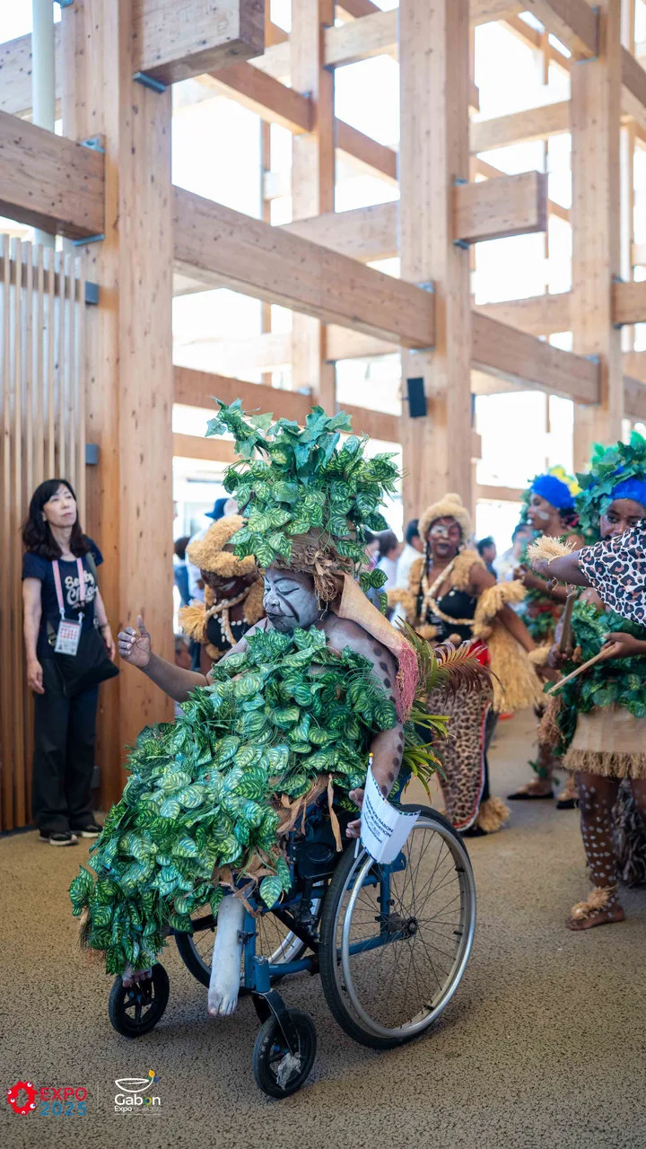 Osaka 2025 – Le Gabon fait sensation avec une parade culturelle autour du plus grand anneau en bois du monde — photographie 14