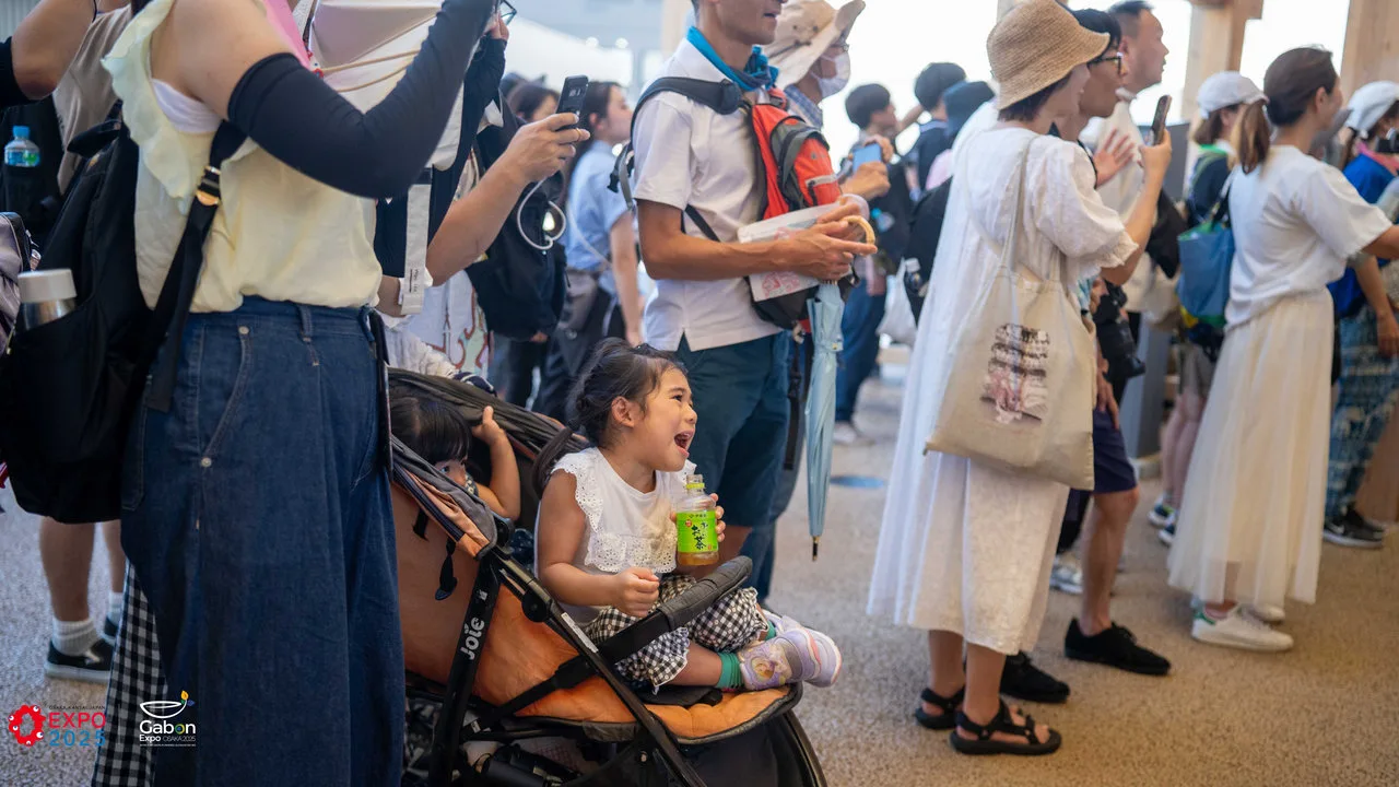 Osaka 2025 – Le Gabon fait sensation avec une parade culturelle autour du plus grand anneau en bois du monde — photographie 11