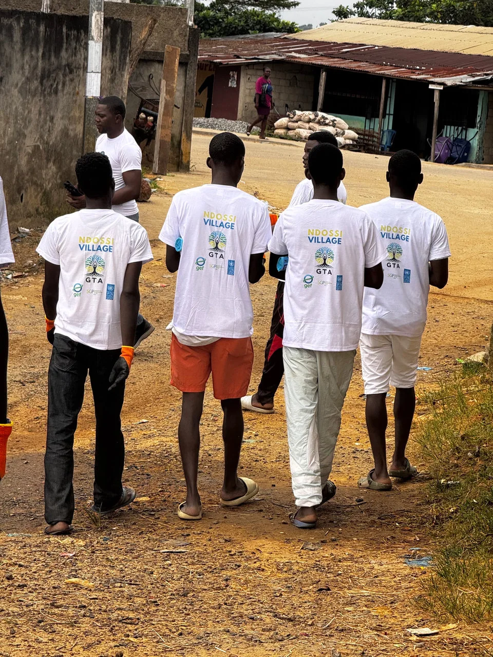 Zéro saleté pour un Gabon plus propre: Retour sur la journée de nettoyage de la rivière Tsini avec l’ONG Gabon Terre d’Avenir — photographie 8