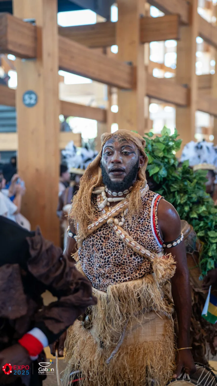 Osaka 2025 – Le Gabon fait sensation avec une parade culturelle autour du plus grand anneau en bois du monde — photographie 5