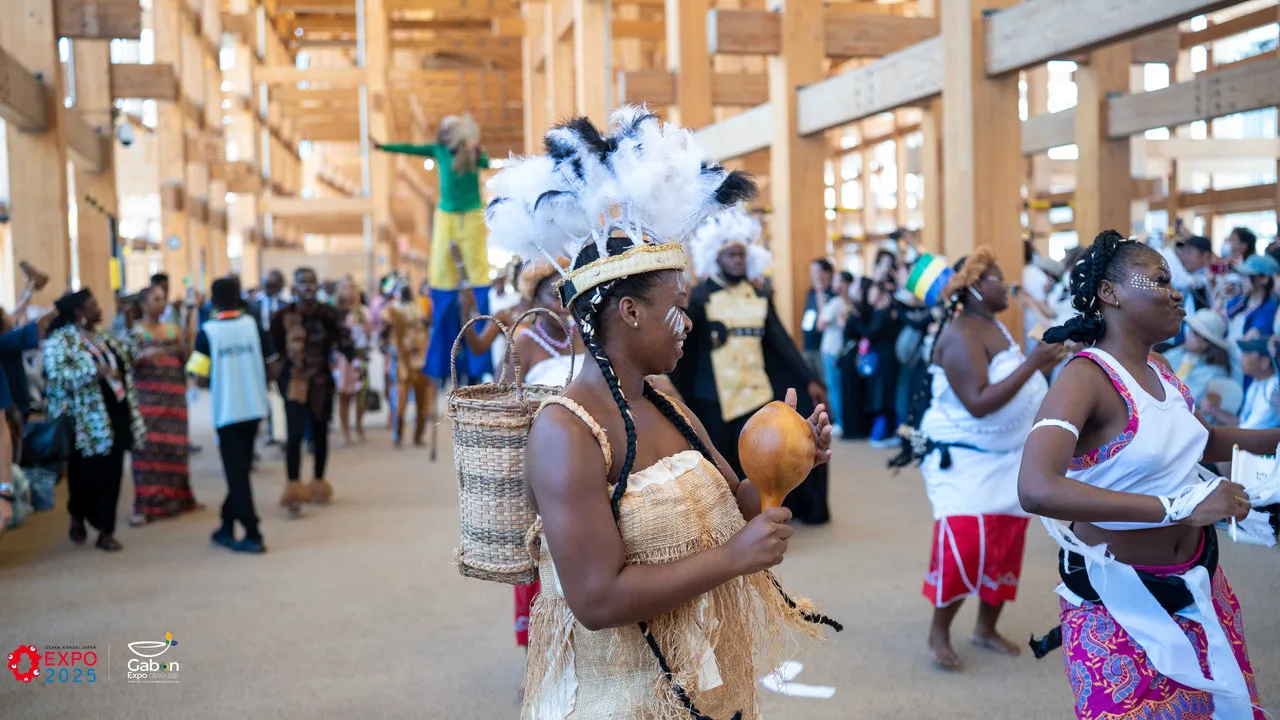 Osaka 2025 – Le Gabon fait sensation avec une parade culturelle autour du plus grand anneau en bois du monde — photographie 14