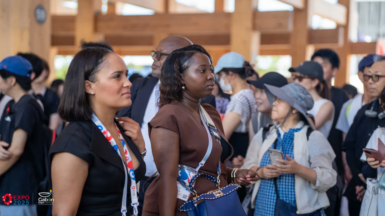 Osaka 2025 – Le Gabon fait sensation avec une parade culturelle autour du plus grand anneau en bois du monde — photographie 15