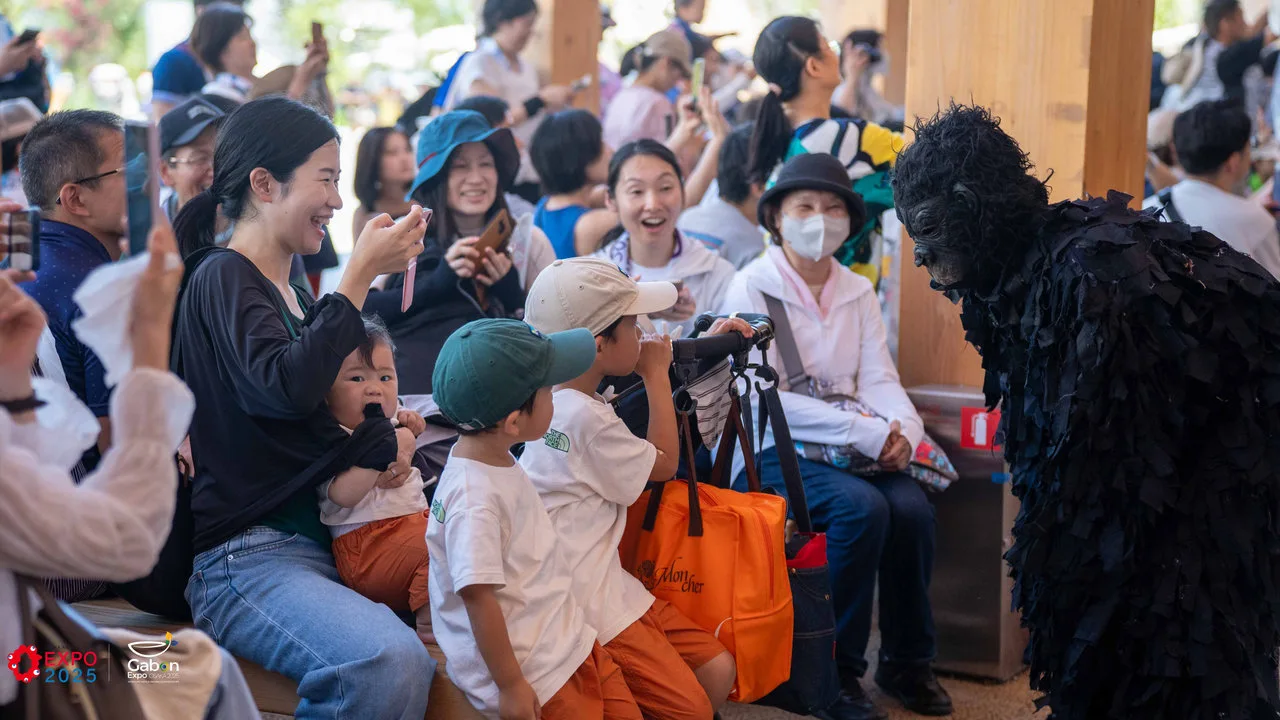 Osaka 2025 – Le Gabon fait sensation avec une parade culturelle autour du plus grand anneau en bois du monde — photographie 8