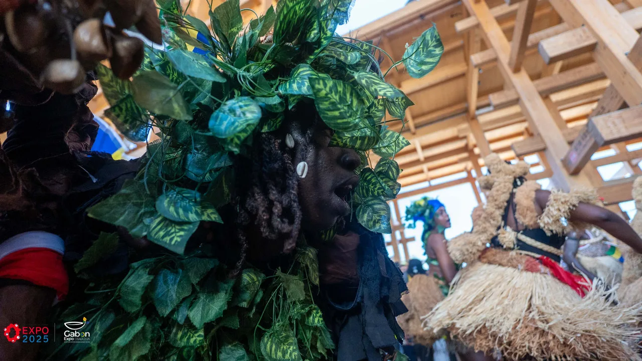 Osaka 2025 – Le Gabon fait sensation avec une parade culturelle autour du plus grand anneau en bois du monde — photographie 12