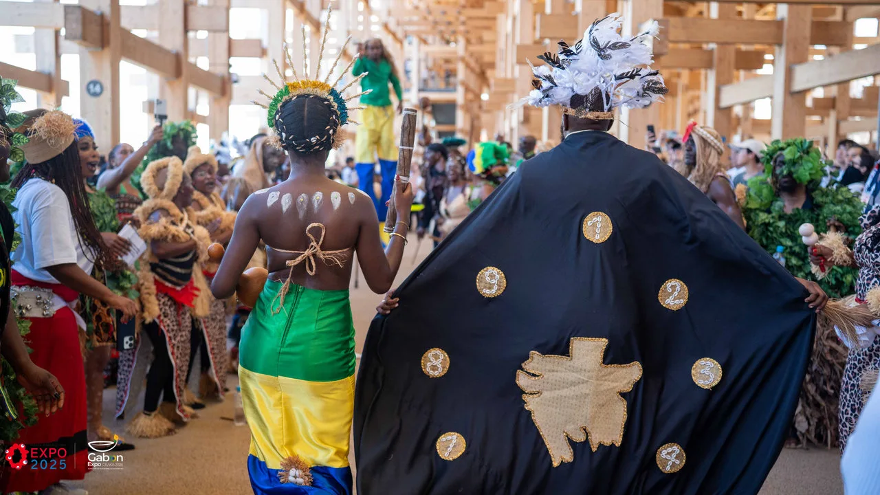 Osaka 2025 – Le Gabon fait sensation avec une parade culturelle autour du plus grand anneau en bois du monde — photographie 6