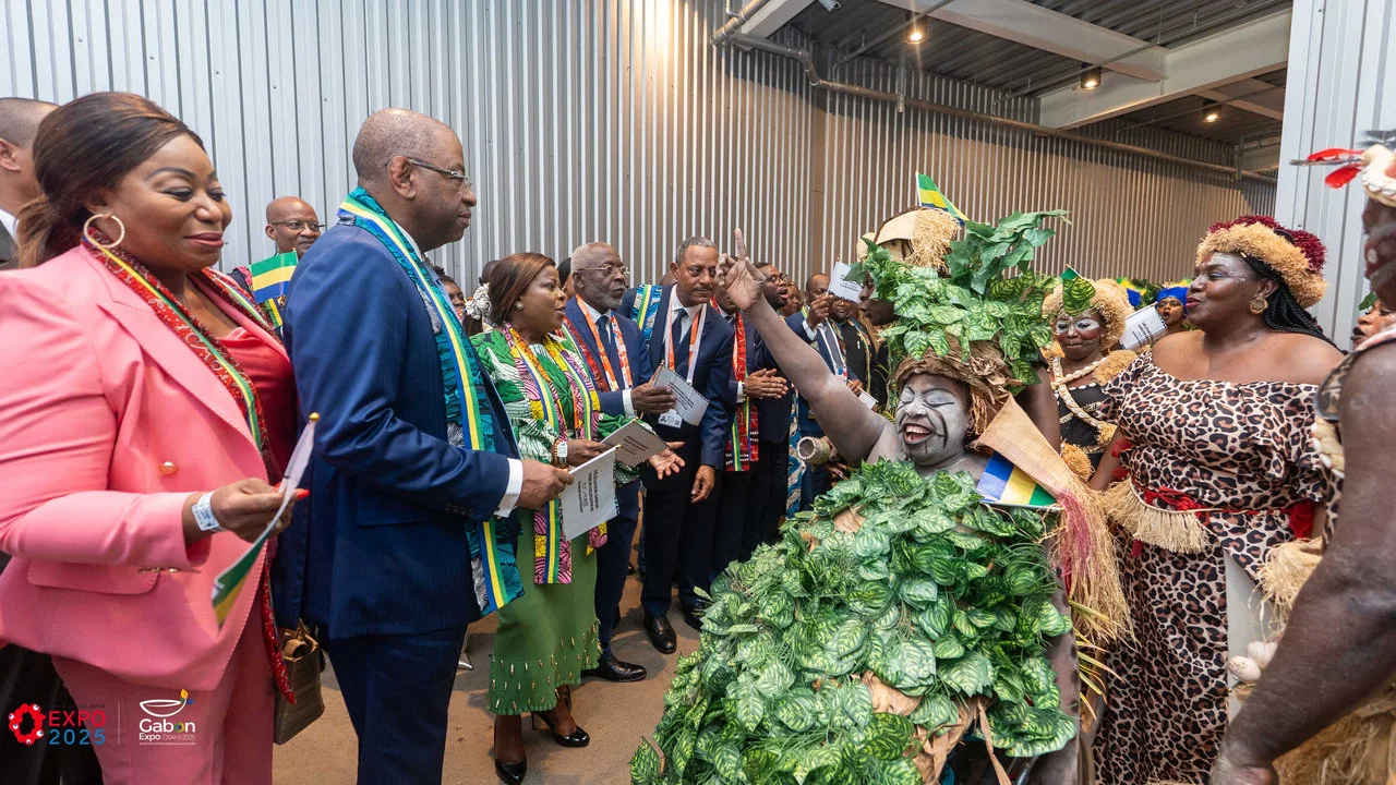 Osaka 2025 – Le Gabon fait sensation avec une parade culturelle autour du plus grand anneau en bois du monde — photographie 1
