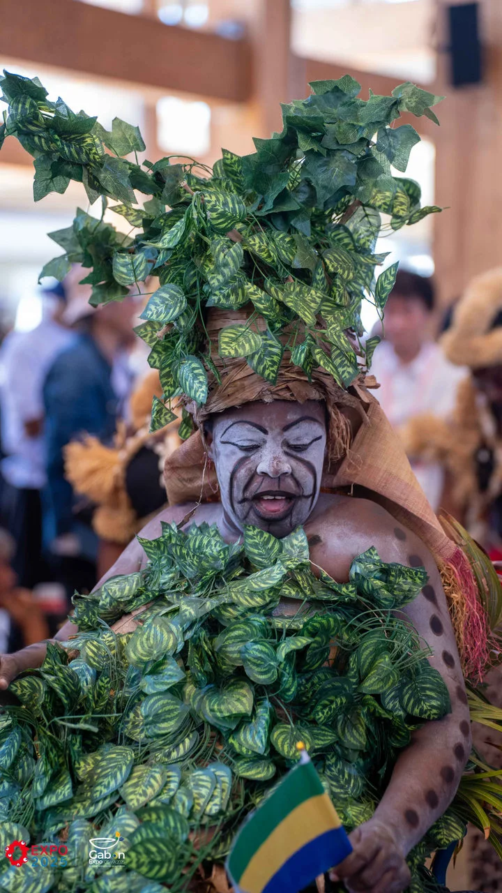Osaka 2025 – Le Gabon fait sensation avec une parade culturelle autour du plus grand anneau en bois du monde — photographie 1