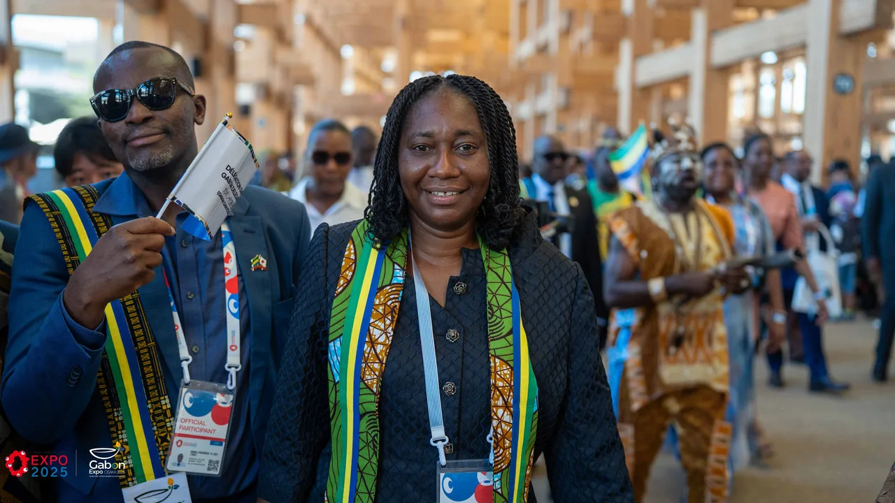 Osaka 2025 – Le Gabon fait sensation avec une parade culturelle autour du plus grand anneau en bois du monde — photographie 11
