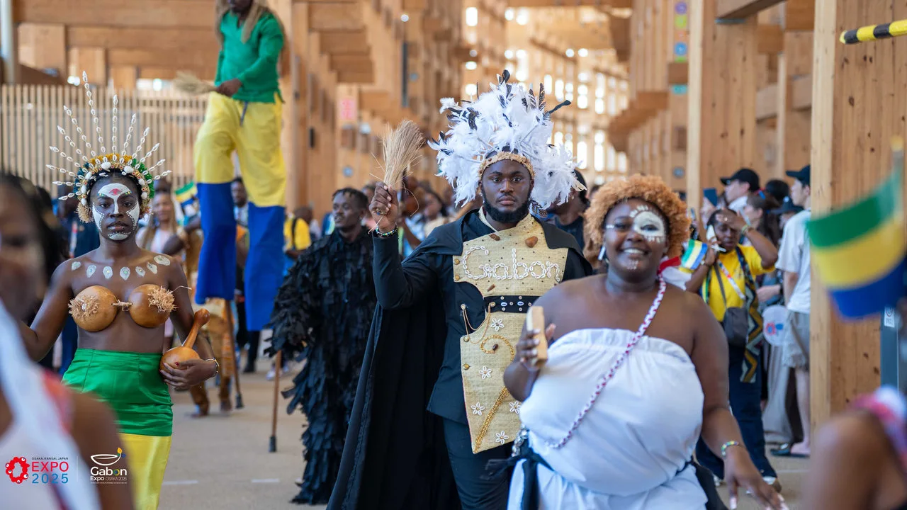 Osaka 2025 – Le Gabon fait sensation avec une parade culturelle autour du plus grand anneau en bois du monde — photographie 5