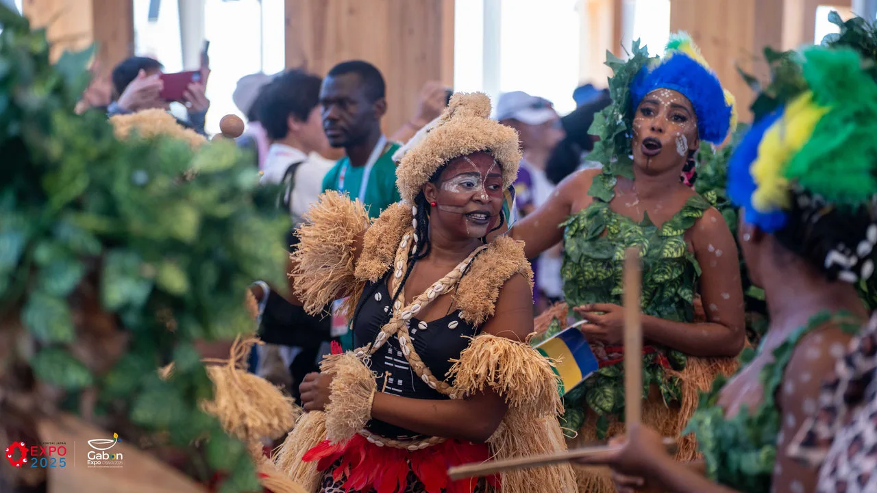 Osaka 2025 – Le Gabon fait sensation avec une parade culturelle autour du plus grand anneau en bois du monde — photographie 10