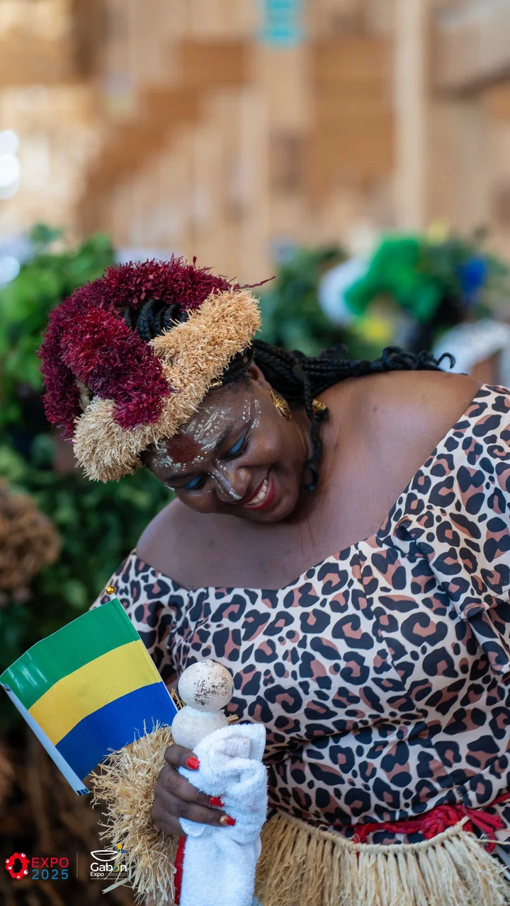 Osaka 2025 – Le Gabon fait sensation avec une parade culturelle autour du plus grand anneau en bois du monde — photographie 4