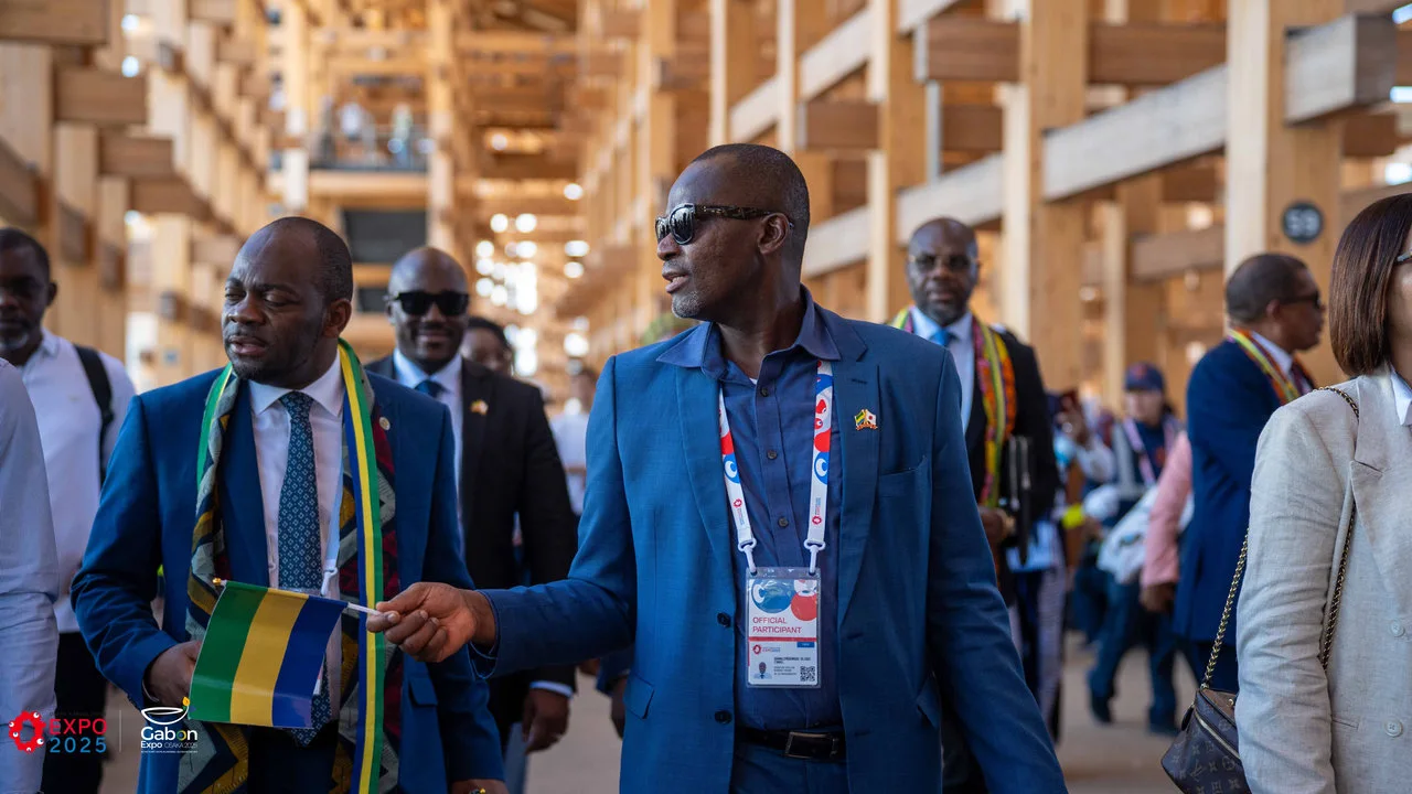 Osaka 2025 – Le Gabon fait sensation avec une parade culturelle autour du plus grand anneau en bois du monde — photographie 10