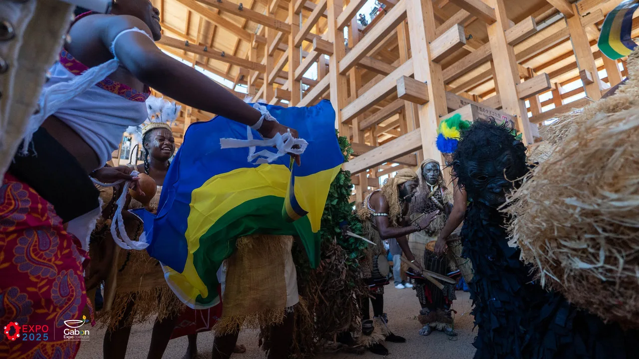 Osaka 2025 – Le Gabon fait sensation avec une parade culturelle autour du plus grand anneau en bois du monde — photographie 14