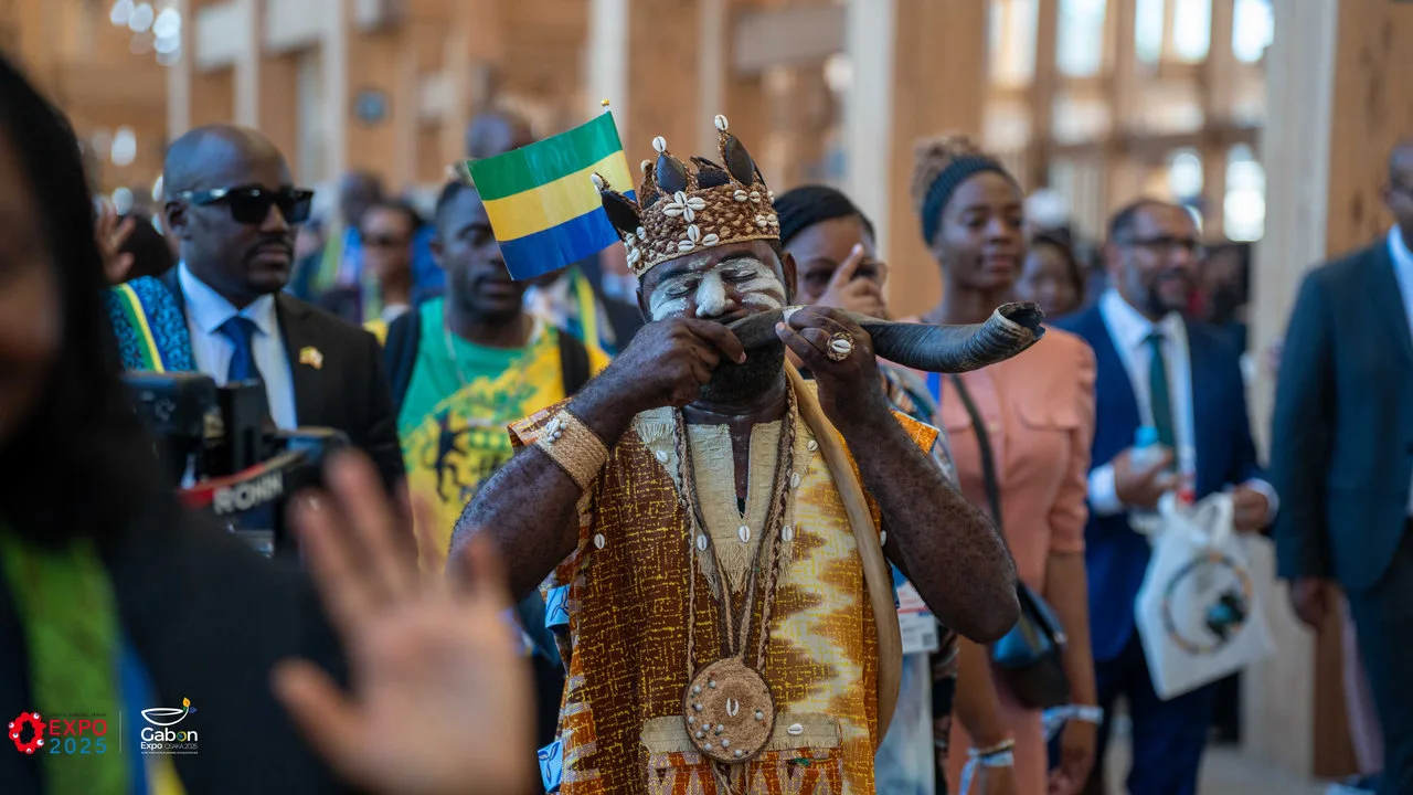Osaka 2025 – Le Gabon fait sensation avec une parade culturelle autour du plus grand anneau en bois du monde — photographie 6