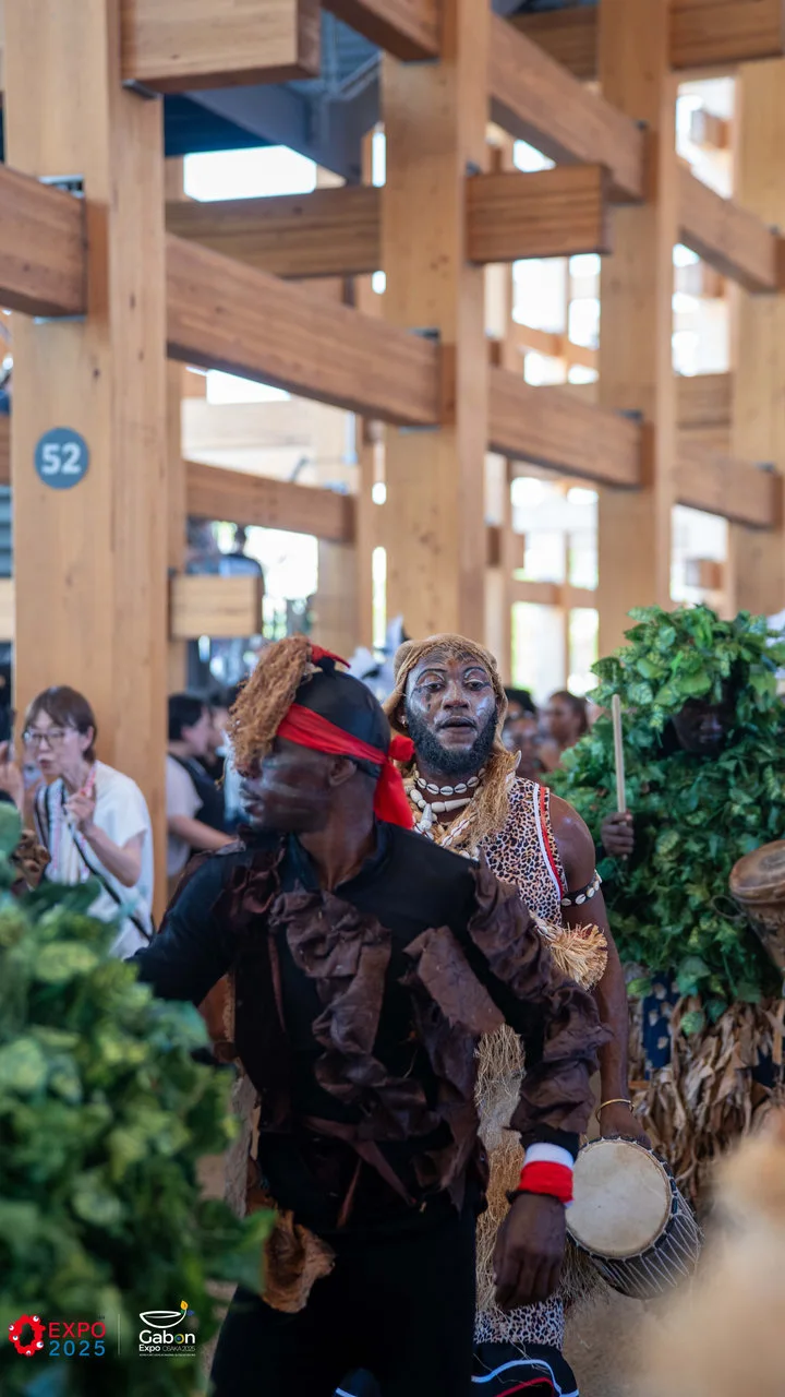 Osaka 2025 – Le Gabon fait sensation avec une parade culturelle autour du plus grand anneau en bois du monde — photographie 7