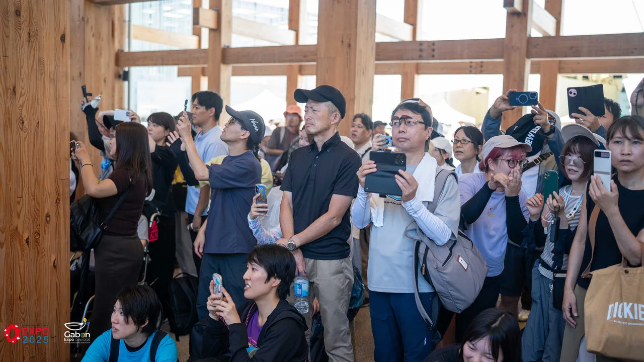Osaka 2025 – Le Gabon fait sensation avec une parade culturelle autour du plus grand anneau en bois du monde — photographie 9