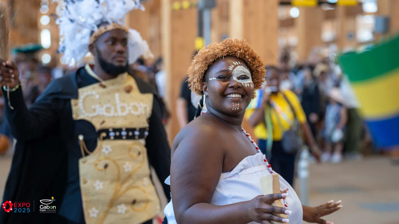 Osaka 2025 – Le Gabon fait sensation avec une parade culturelle autour du plus grand anneau en bois du monde — photographie 2