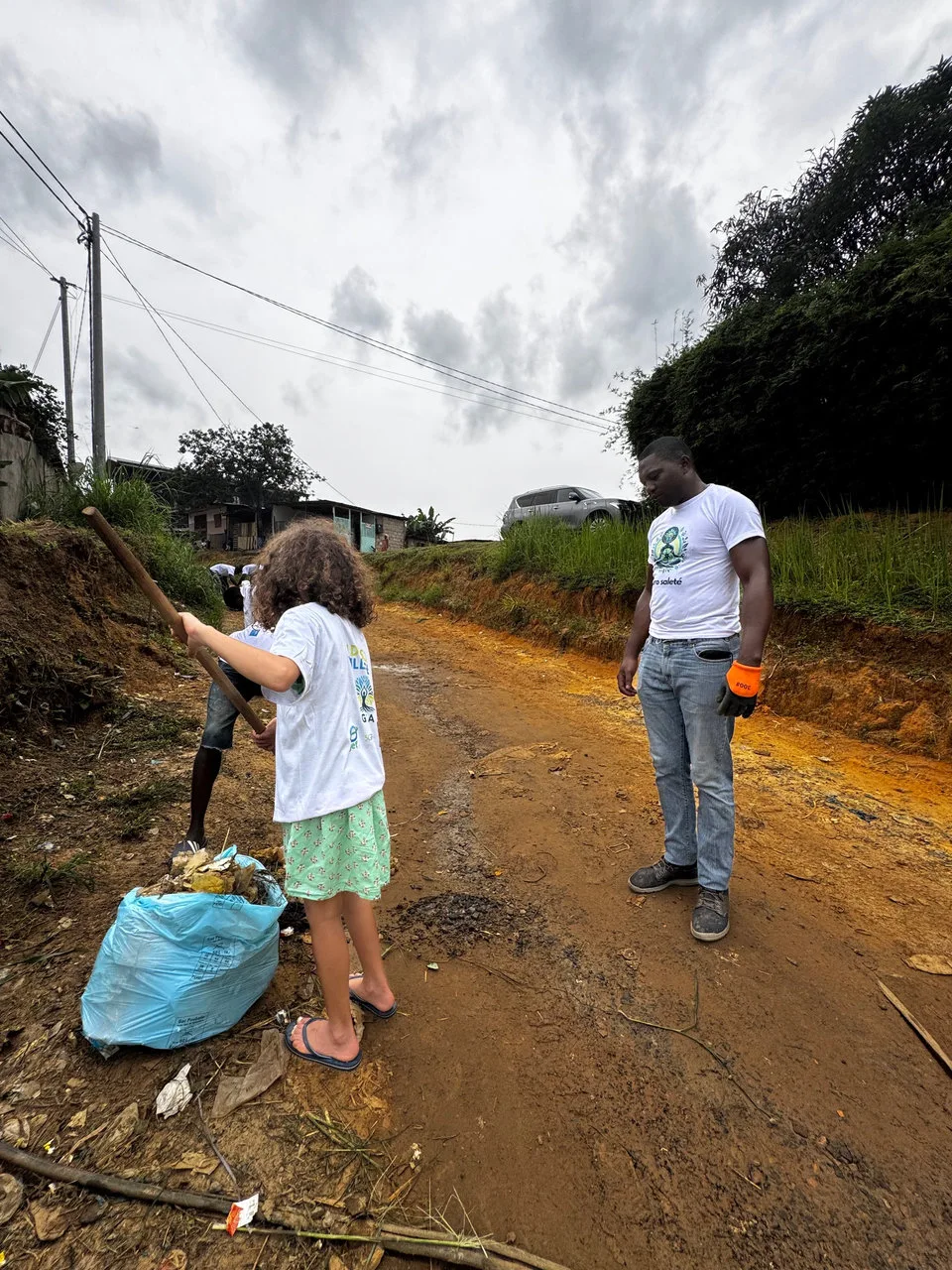 Zéro saleté pour un Gabon plus propre: Retour sur la journée de nettoyage de la rivière Tsini avec l’ONG Gabon Terre d’Avenir — photographie 7