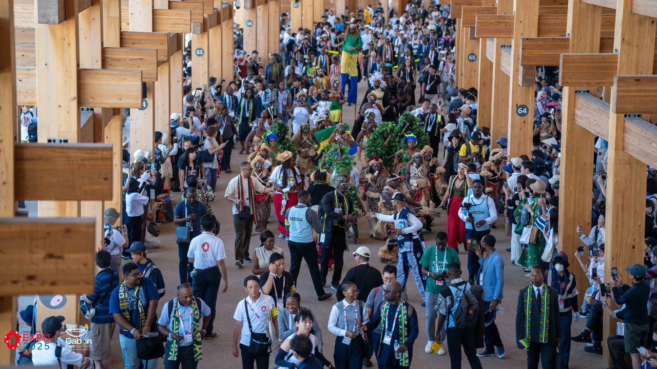 Osaka 2025 – Le Gabon fait sensation avec une parade culturelle autour du plus grand anneau en bois du monde — photographie 3
