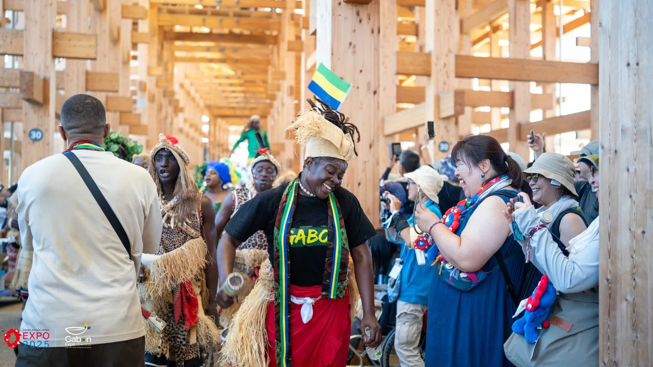 Osaka 2025 – Le Gabon fait sensation avec une parade culturelle autour du plus grand anneau en bois du monde — photographie 7