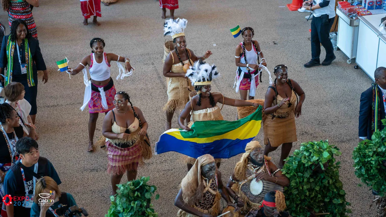 Osaka 2025 – Le Gabon fait sensation avec une parade culturelle autour du plus grand anneau en bois du monde — photographie 8