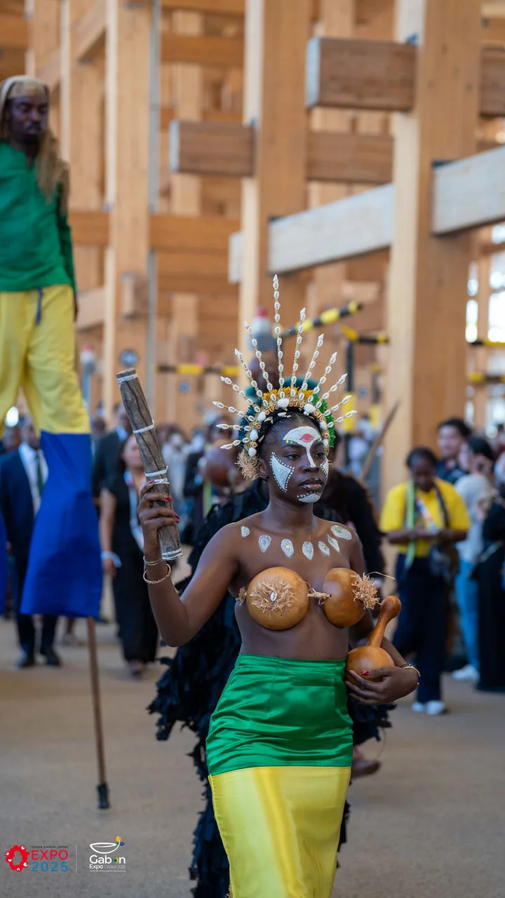 Osaka 2025 – Le Gabon fait sensation avec une parade culturelle autour du plus grand anneau en bois du monde — photographie 13