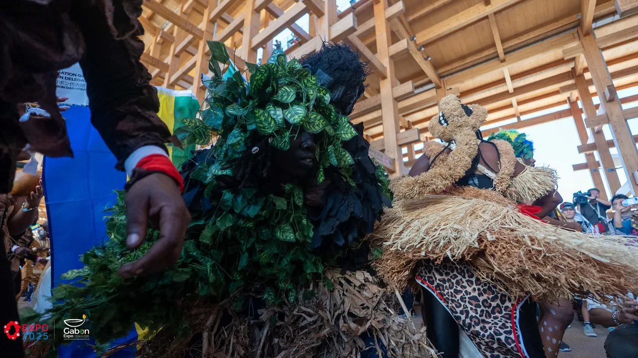 Osaka 2025 – Le Gabon fait sensation avec une parade culturelle autour du plus grand anneau en bois du monde — photographie 13