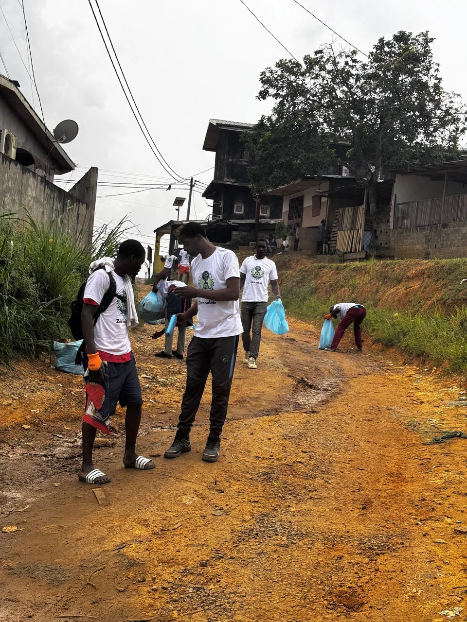 Zéro saleté pour un Gabon plus propre: Retour sur la journée de nettoyage de la rivière Tsini avec l’ONG Gabon Terre d’Avenir — photographie 3