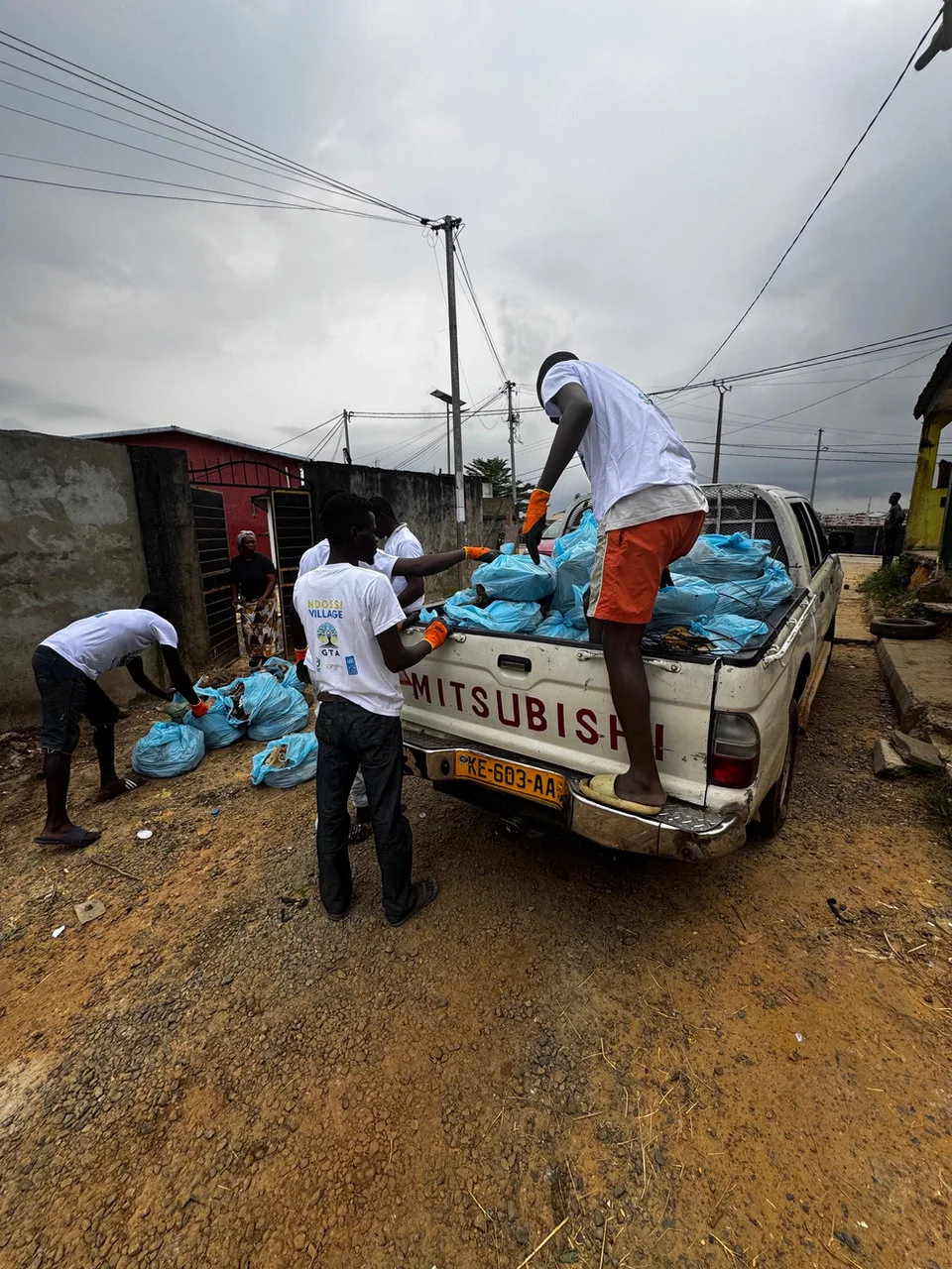 Zéro saleté pour un Gabon plus propre: Retour sur la journée de nettoyage de la rivière Tsini avec l’ONG Gabon Terre d’Avenir — photographie 1