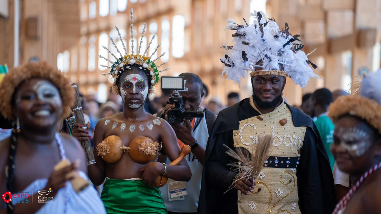 Osaka 2025 – Le Gabon fait sensation avec une parade culturelle autour du plus grand anneau en bois du monde — photographie 2