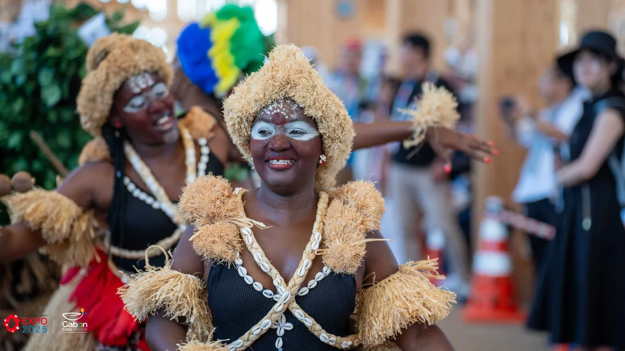 Osaka 2025 – Le Gabon fait sensation avec une parade culturelle autour du plus grand anneau en bois du monde — photographie 3