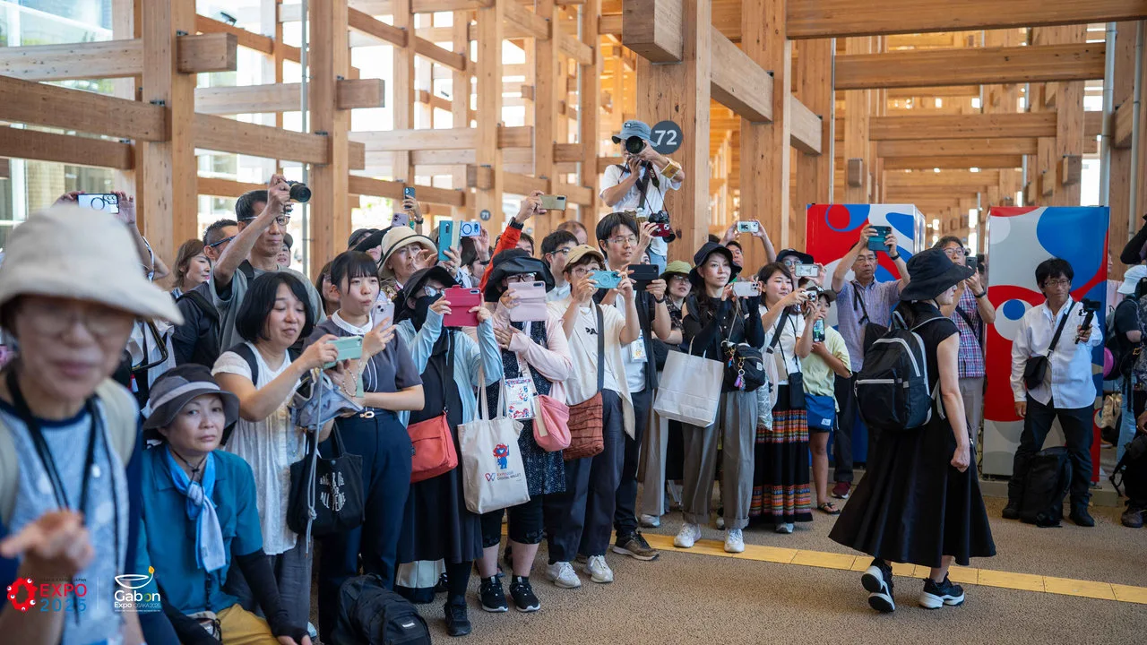 Osaka 2025 – Le Gabon fait sensation avec une parade culturelle autour du plus grand anneau en bois du monde — photographie 8