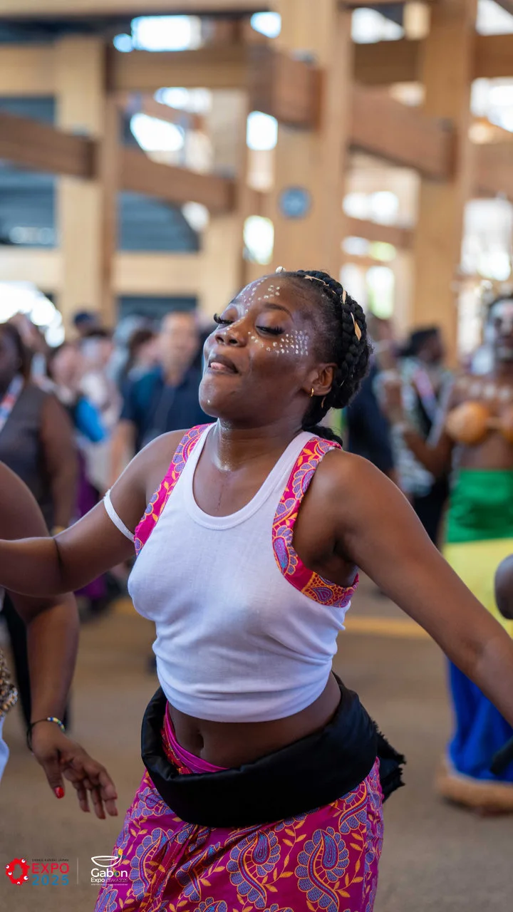 Osaka 2025 – Le Gabon fait sensation avec une parade culturelle autour du plus grand anneau en bois du monde — photographie 12
