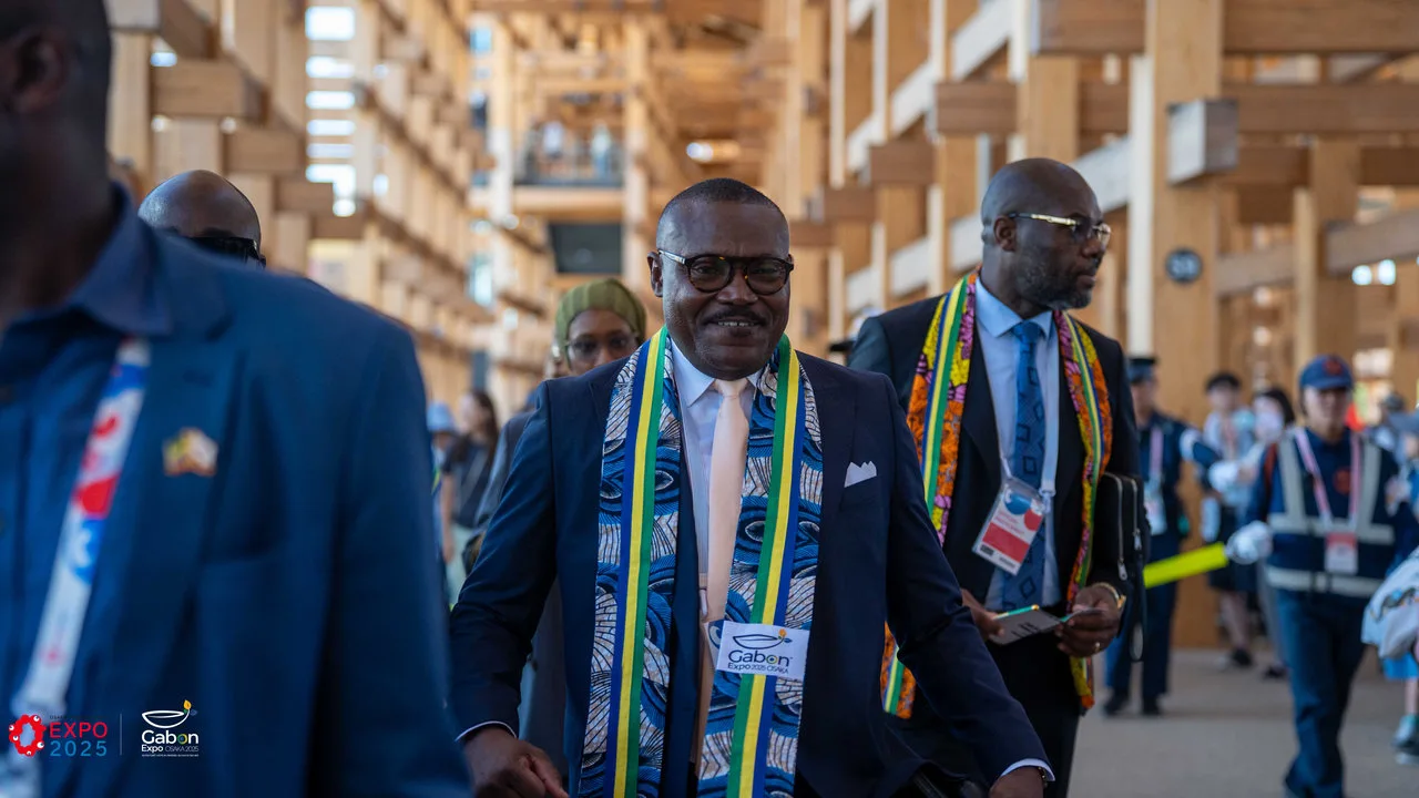 Osaka 2025 – Le Gabon fait sensation avec une parade culturelle autour du plus grand anneau en bois du monde — photographie 11