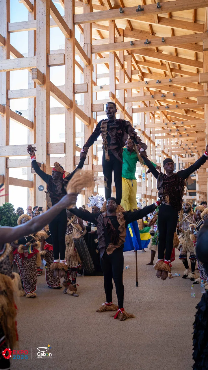 Osaka 2025 – Le Gabon fait sensation avec une parade culturelle autour du plus grand anneau en bois du monde — photographie 5