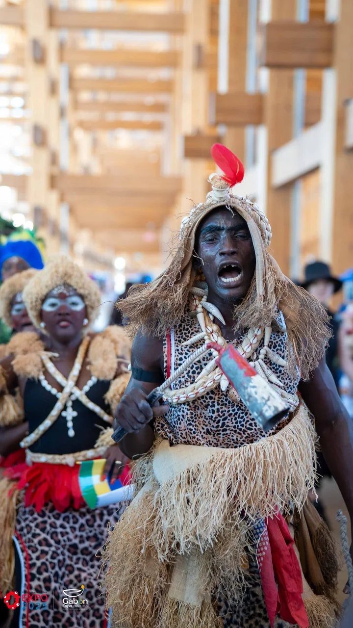Osaka 2025 – Le Gabon fait sensation avec une parade culturelle autour du plus grand anneau en bois du monde — photographie 9