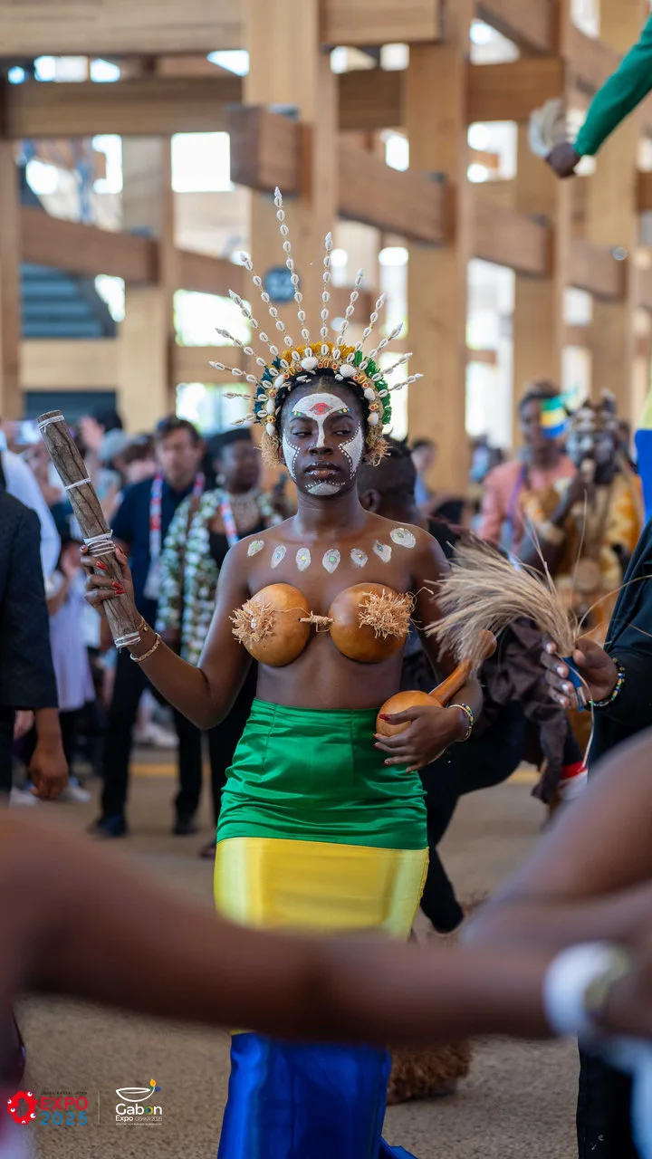 Osaka 2025 – Le Gabon fait sensation avec une parade culturelle autour du plus grand anneau en bois du monde — photographie 3