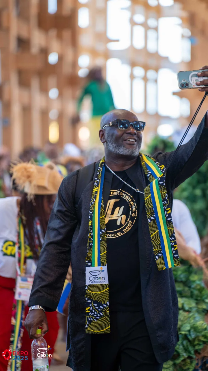 Osaka 2025 – Le Gabon fait sensation avec une parade culturelle autour du plus grand anneau en bois du monde — photographie 6