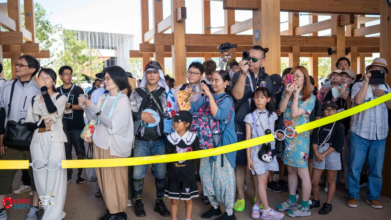 Osaka 2025 – Le Gabon fait sensation avec une parade culturelle autour du plus grand anneau en bois du monde — photographie 5