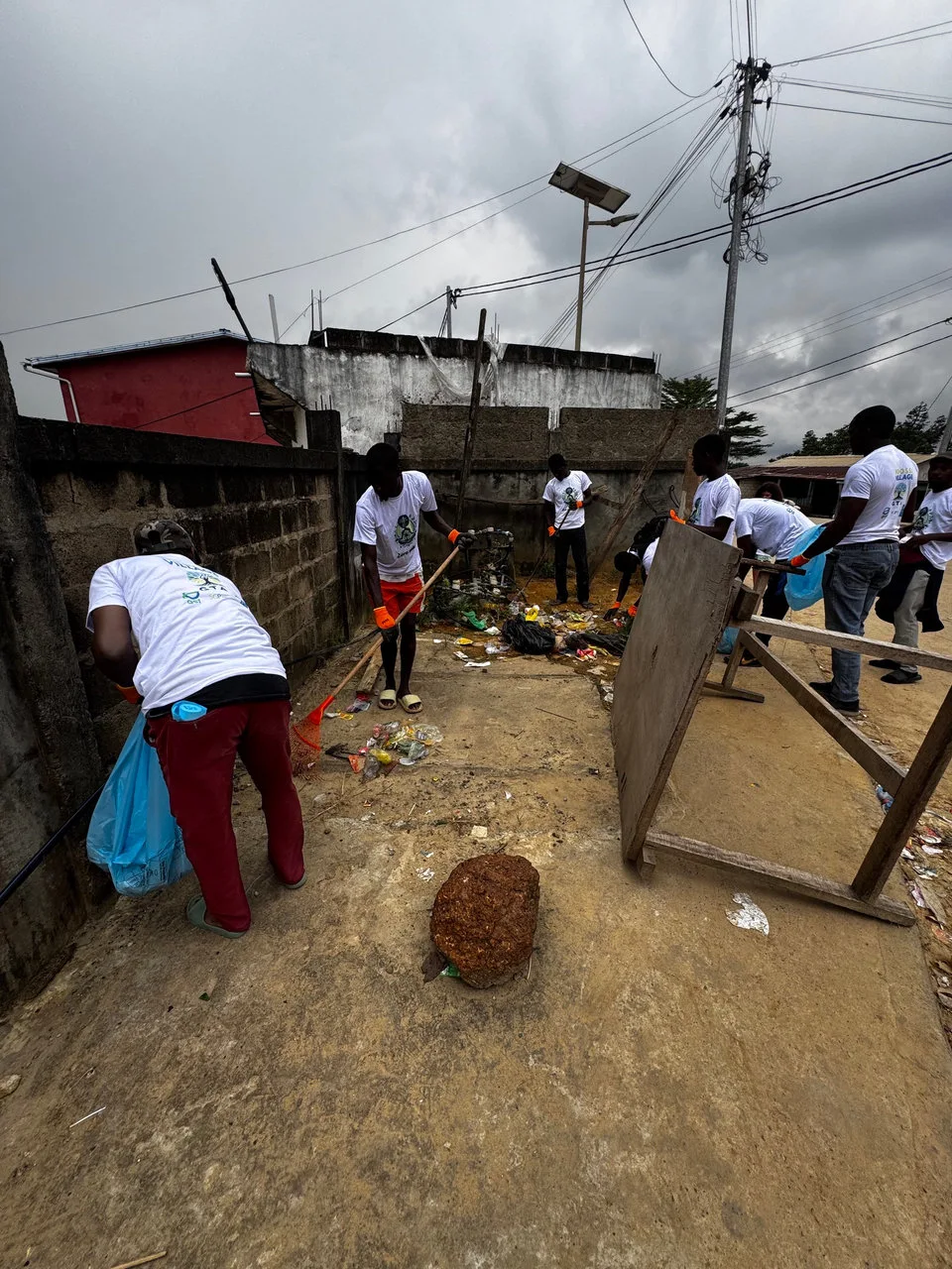 Zéro saleté pour un Gabon plus propre: Retour sur la journée de nettoyage de la rivière Tsini avec l’ONG Gabon Terre d’Avenir — photographie 4
