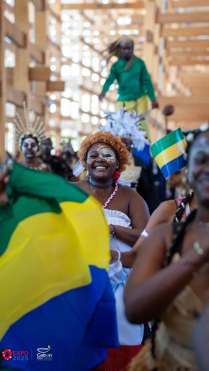 Osaka 2025 – Le Gabon fait sensation avec une parade culturelle autour du plus grand anneau en bois du monde — photographie 4