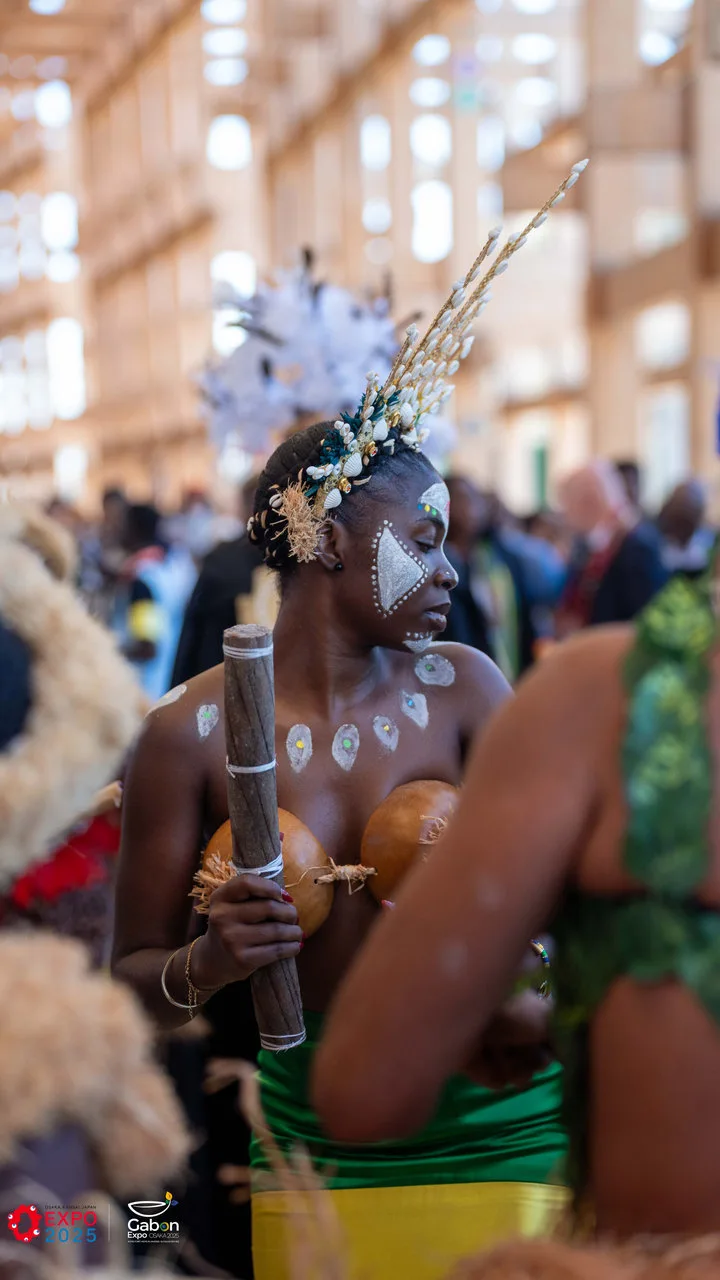 Osaka 2025 – Le Gabon fait sensation avec une parade culturelle autour du plus grand anneau en bois du monde — photographie 4
