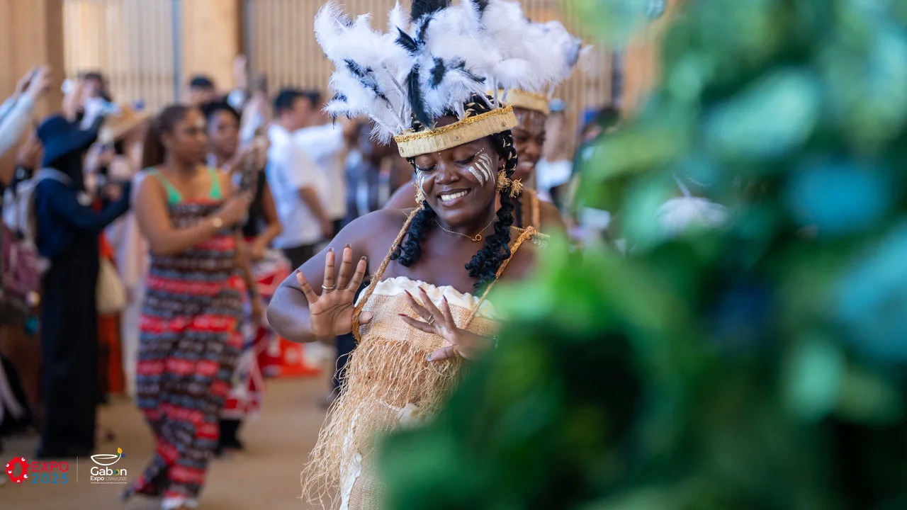 Osaka 2025 – Le Gabon fait sensation avec une parade culturelle autour du plus grand anneau en bois du monde — photographie 1
