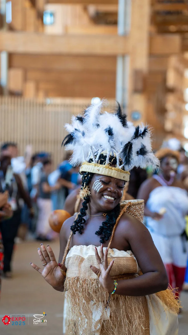Osaka 2025 – Le Gabon fait sensation avec une parade culturelle autour du plus grand anneau en bois du monde — photographie 15