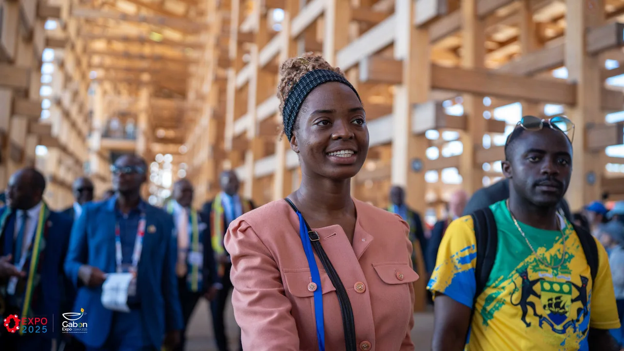 Osaka 2025 – Le Gabon fait sensation avec une parade culturelle autour du plus grand anneau en bois du monde — photographie 13