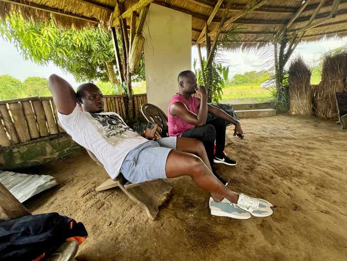 Collaboration Écologique : Haut-Commissariat à l’Environnement et Ndossi Village dans la Bataille contre le Plastique — photographie 3
