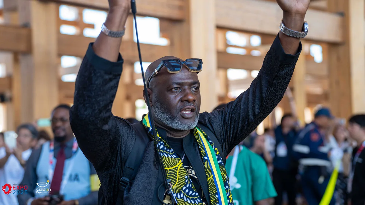 Osaka 2025 – Le Gabon fait sensation avec une parade culturelle autour du plus grand anneau en bois du monde — photographie 1