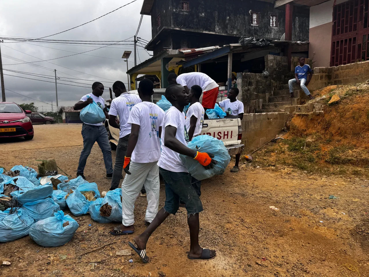 Zéro saleté pour un Gabon plus propre: Retour sur la journée de nettoyage de la rivière Tsini avec l’ONG Gabon Terre d’Avenir — photographie 5