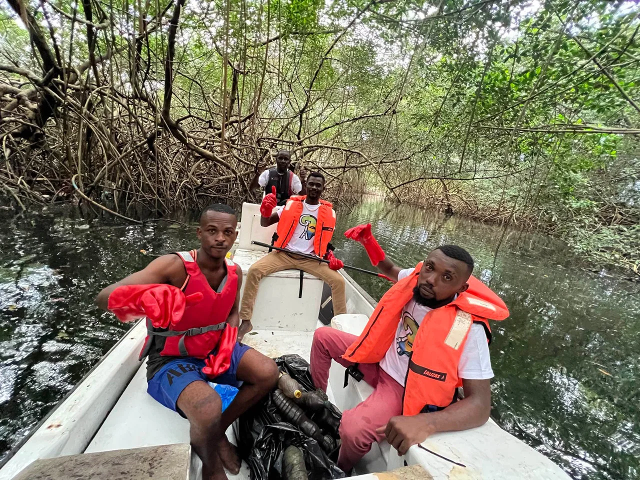 Nettoyage des Mangroves de la Rivière Tsini : Un Combat Contre la Pollution Plastique — photographie 3