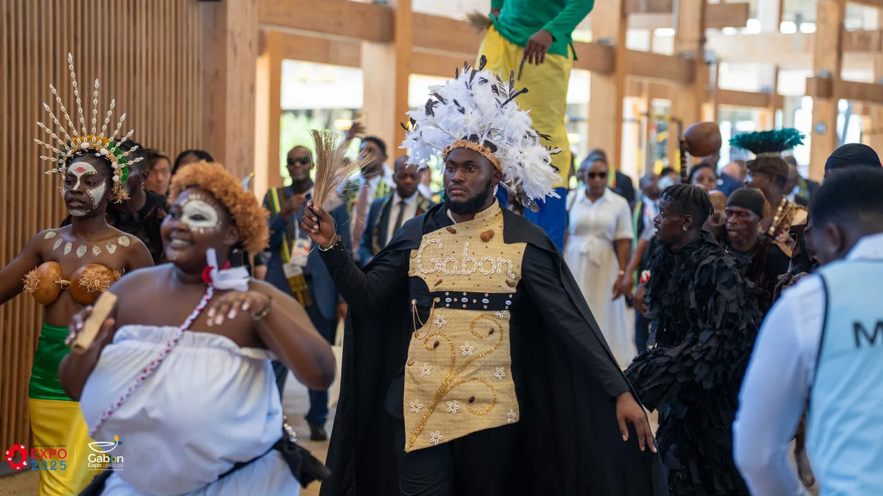 Osaka 2025 – Le Gabon fait sensation avec une parade culturelle autour du plus grand anneau en bois du monde — photographie 12